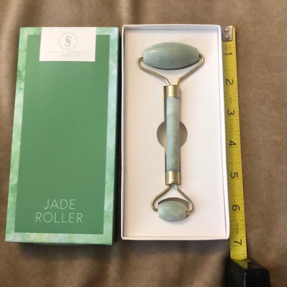 Sherrie Matthews Acupuncture Jade Roller